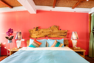 粉色温馨卧室床头装饰