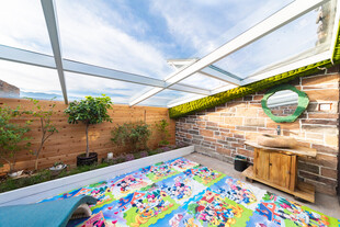 阳光露台休闲泳池空间