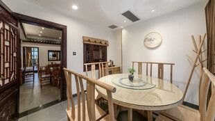 温馨简约的室内餐厅场景