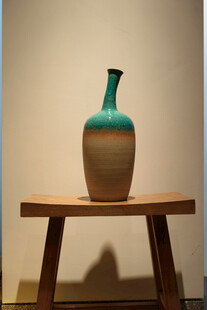 简约木桌上的双色陶瓷瓶