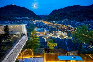 山城夜景璀璨迷人