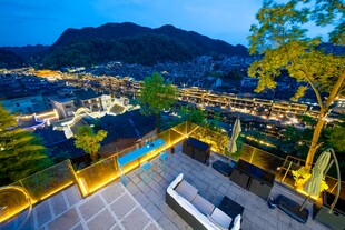 山顶露台夜景俯瞰城市风光