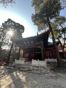 古建庙宇沐浴在阳光下