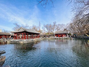 冬日湖畔中式建筑美景