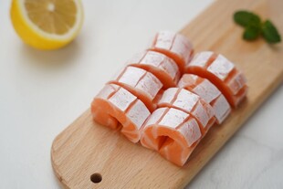 切片三文鱼配柠檬与香草