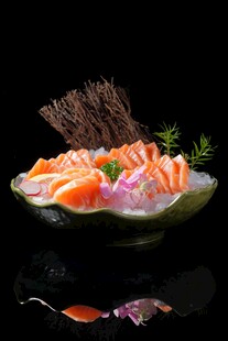 精致三文鱼刺身摆盘