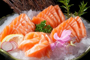 新鲜三文鱼刺身拼盘