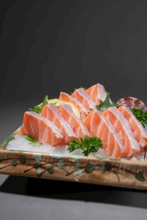 新鲜三文鱼刺身摆盘