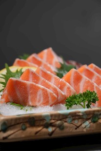 新鲜三文鱼刺身拼盘