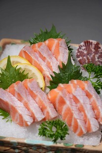 新鲜三文鱼刺身拼盘