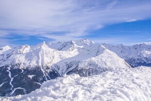 瓦卢加峰滑雪场雪峰森林滑道雪景