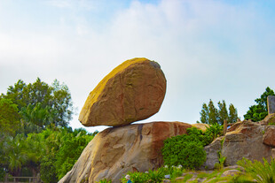 岩石平台东山岛风动石