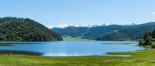 湖泊森林山峦属都湖普达措国家公