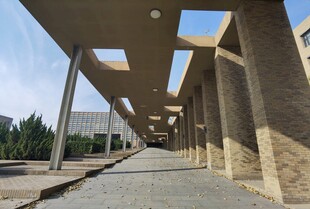 天津工业大学图书馆连廊光影