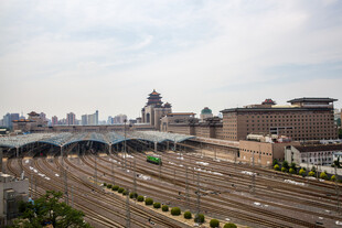 北京西站城市火车站铁轨场景