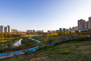夕阳下的乌鲁木齐文化中心公园
