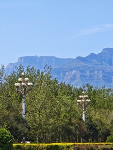 山间景致与路旁路灯