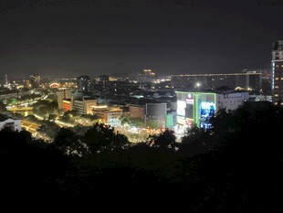 城市璀璨夜景俯瞰视角