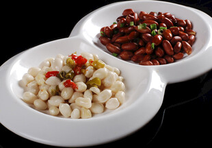 两盘特色小吃美食展示