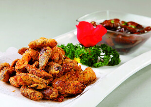 美味炸物配特色蘸料