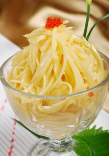 玻璃杯中诱人的土豆丝