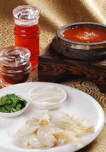 美味饺子配多样蘸料