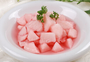 碗中粉色脆嫩腌萝卜块