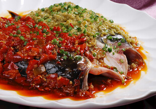 剁椒蒜蓉双色蒸鱼头