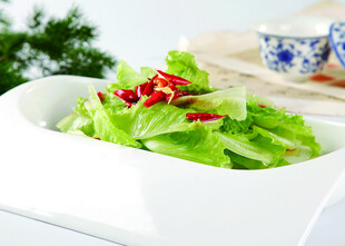 清爽生菜配红椒点缀