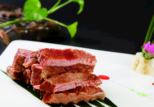 美味香煎牛排摆盘精致