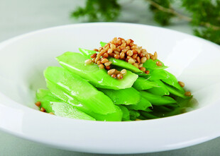 凉拌莴笋配香脆佐料