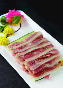 精美摆盘的特色肉片