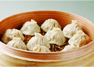 竹制蒸笼里的美味小笼包