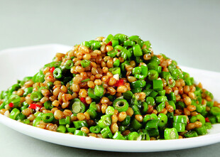 青椒碎配肉末凉拌佳肴