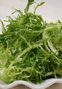 新鲜苦菊摆放在白色盘中