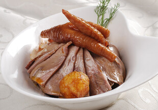 白瓷碗中的美味卤味拼盘