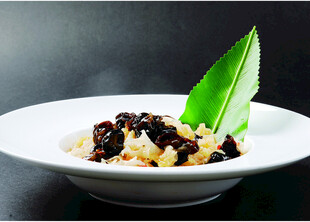 绿叶点缀的美味杂粮饭