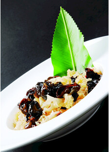 绿叶点缀的果味坚果拼盘