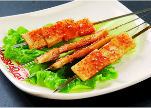 美味烤肉串配鲜嫩生菜