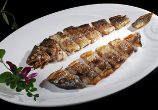 香煎鱼摆盘展示