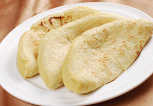 美味家常烙饼摆于白盘