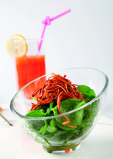 鲜蔬沙拉配清爽果汁