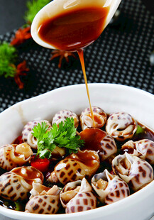 酱汁浇淋的美味花螺