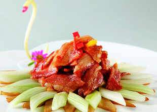 创意摆盘的美味凉拌菜