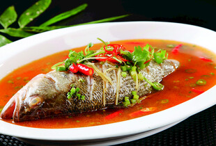 红烧鱼摆盘中餐佳肴