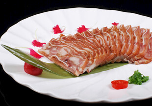 精美摆盘的特色肉片