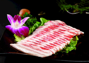 新鲜雪花牛肉片摆盘精美