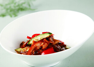 美味红烧菜肴盛于白碗中