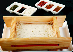 木制容器中的白色蜂蜡