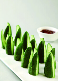翠绿尖椒配蘸料